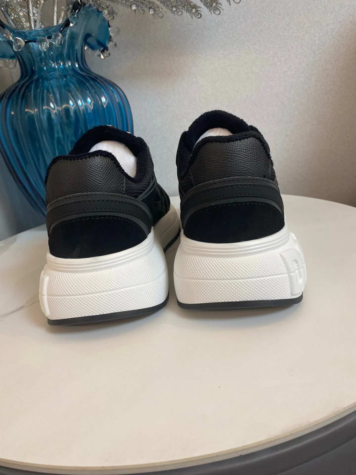 Men's men's shoes💰580 Dolce&Gabbana Dolce & Gabbana's latest popular D&G couple's dad shoes Airmaster series casual sports shoes original purchase development and production Airmaster shoes draw inspiration from Daymaster's iconic shape, while lightening the middle part of the sole to present a more sporty appearance. Nylon upper with contrasting suede and calfskin details. The tongue, heel and back sole are embellished with the DG logo, and the micro-injection logo rubber label is the icing on the cake. Exquisitely packaged at the delivery counter🛍📦 ▪️ Fabric: Original imported first-layer cowhide ▪️ Lining: Customized breathable towel lining ▪️ Sole: Original molded PU+TPU material ▪️ Bottom thickness: 5CM ▪️ Size: Women's 35-40/Men's 39-44 (45 46 customized)